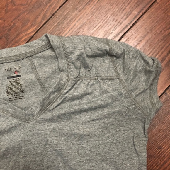 LIKE NEW Ruched workout vneck tees - Picture 4 of 7